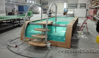 scaletta-piscina-per-megayacht-con-parete-vetrata.jpg