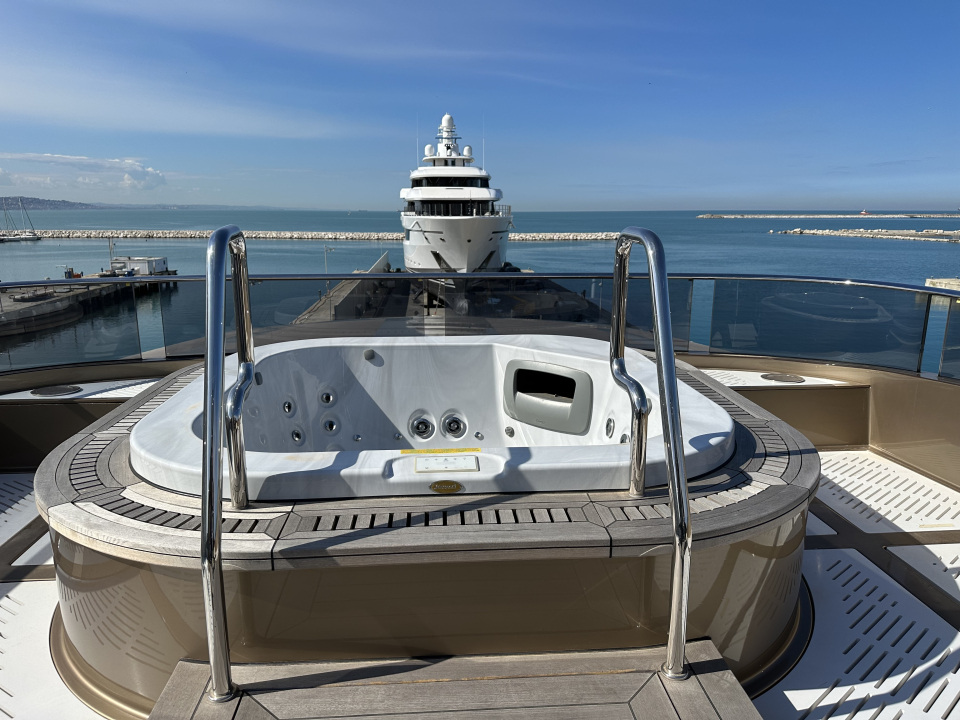 vasca jacuzzi a bordo di uno yacht