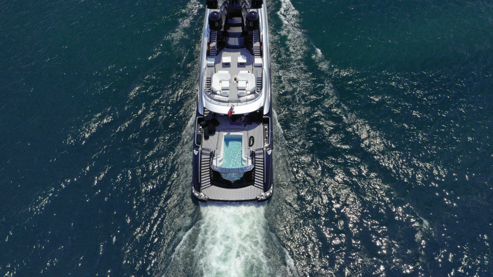yacht con area piscina e relax a poppa